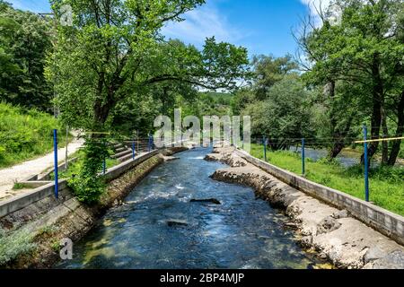 Treska Fluss im westlichen Teil von Nord-Mazedonien, ein rechter Nebenfluss zu Vardar, knapp unterhalb der Matka Schlucht Stockfoto