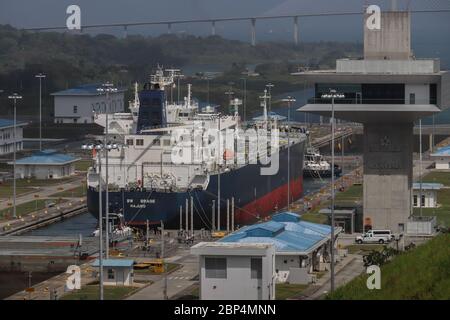 Großes Schiff, das Kontrollturm an der Schleuse Agua Clara passiert, vom Gatun See bis zum atlantischen Eingang zum Panama Kanal. Atlantic Bridge in der Ferne. Stockfoto