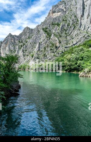 Matka Canyon und Matka See - westlich von Zentral Skopje, Nord Mazedonien. Es ist eines der beliebtesten Outdoor-Ziele in Mazedonien Stockfoto