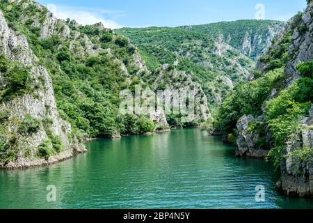 Matka Canyon und Matka See - westlich von Zentral Skopje, Nord Mazedonien. Es ist eines der beliebtesten Outdoor-Ziele in Mazedonien Stockfoto