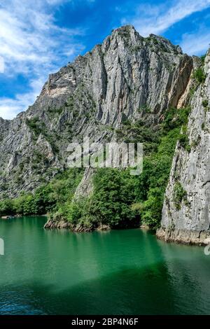 Matka Canyon und Matka See - westlich von Zentral Skopje, Nord Mazedonien. Es ist eines der beliebtesten Outdoor-Ziele in Mazedonien Stockfoto