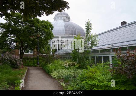 Toronto, Ontario / Kanada - 06/05/2017: Allen Garden - Gebäude außen - ein städtischer öffentlicher Park mit einem Konservatorium in der Innenstadt von Toronto. Stockfoto