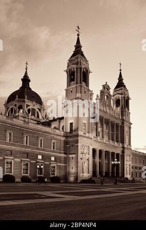 Kathedrale der Heiligen Maria der Königlichen von La Almudena in Madrid, Spanien. Stockfoto