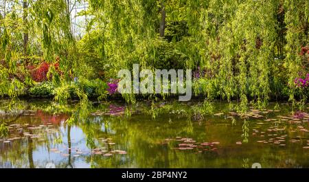 Monets Haus und Garten, Seerosenteich und Blumengarten, Giverny, Normandie, Frankreich Stockfoto