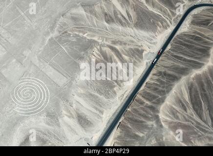 Lastwagen auf Panamericana (Pan-American) Autobahn nähern Nazca Lines Figur der Spiral, Peru Stockfoto