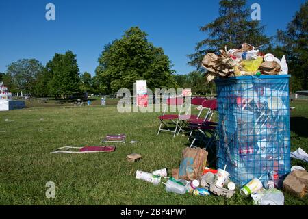 Markham, Ontario / Kanada - 01. Juli 2017: Umweltprobleme - Tag nach der Party im Milne Dam Conservation Park, Markham, Ontario, Kanada. Stockfoto