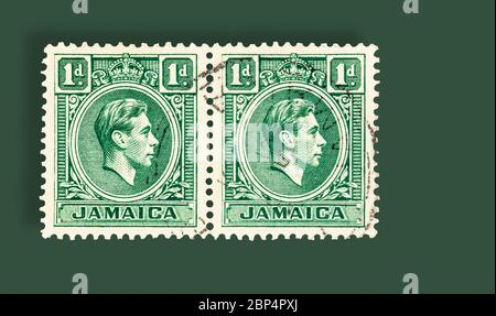 SEATTLE WASHINGTON - 16. Mai 2020: König George VI auf Jamaika 1 Penny-Stempel von 1951, auf grünem Hintergrund mit Schlagschatten. Scott # 149 Stockfoto