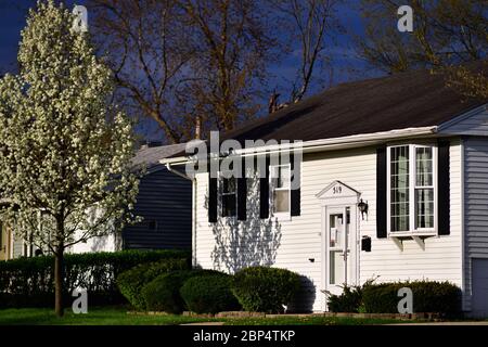 Streamwood, Illinois, USA. Kurz nach einem späten Nachmittag hatte sich der Frühlingssturm am Himmel aufgeklärt und die Sonne erhellte Häuser. Stockfoto