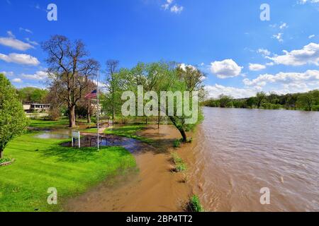 South Elgin, Illinois, USA. Nach einem Sturm, der schwere Regenfälle auf die Gegend warf, überschwemmte das Wasser eines geschwollenen Fox River seine Ufer. Stockfoto