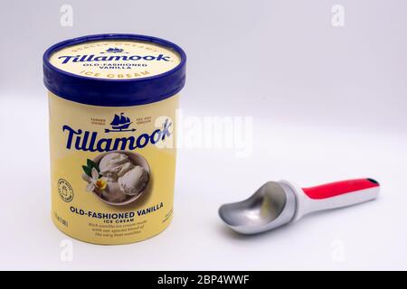 Tillamook altmodische Vanilla Eisröhre. Verschwommene Eisschaufel. Weißer Hintergrund - San Jose, CA, USA - 2020 Stockfoto