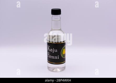 Kaju Feni, Cashew-Likör, Spirituosen in einer Plastikflasche. Feni ist ein Geist in Goa, Indien und anderen südindischen Staaten - San Jose, CA, USA - 2 produziert Stockfoto