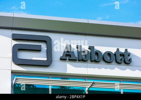 Abbot Logo und Schild im Firmenbüro im Silicon Valley. Abbott Labs ist ein amerikanisches Gesundheitsunternehmen - Sunnyvale, Kalifornien, USA - 2020 Stockfoto