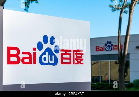 Baidu-Logo am Hauptsitz des Silicon Valley. Baidu, Inc. Ist ein chinesisches multinationales Technologieunternehmen, das sich auf Dienstleistungen, Produkte und Kunst im Zusammenhang mit dem Internet spezialisiert hat Stockfoto