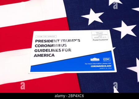 Präsident Trumps Coronavirus-Richtlinien für Amerika offizielle Postkarte auf der Flagge der Vereinigten Staaten von Amerika - San Jose, CA, USA - 16. März 202 Stockfoto