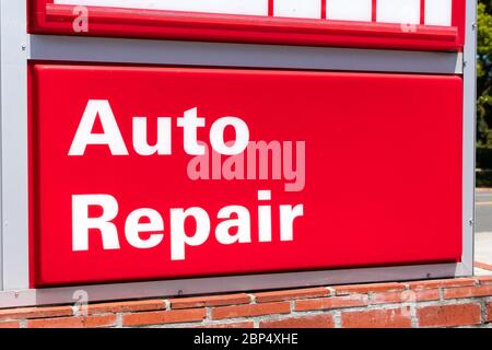 Auto-Reparatur-Zeichen, weiße Buchstaben und roten Hintergrund, wirbt Auto-Werkstatt-Dienstleistungen Stockfoto