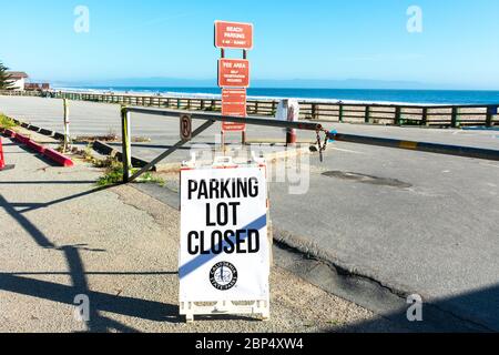 Parkplatz geschlossenes Schild am Eingang zum Parkplatz des Sunset State Beach State Park an der Pazifikküste - Santa Cruz, Kalifornien, USA - Apr Stockfoto