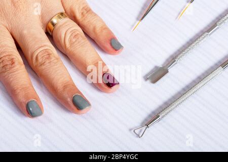 Maniküre Hände arbeiten mit Vorräten und Werkzeugen Stockfoto