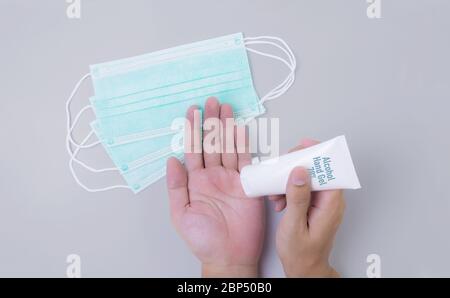 Hand des Menschen mit Alkohol Hand Gel reiben und saubere Hand für die Hygiene Prävention Covid-19 oder Coronavirus auf weißem Hintergrund isoliert, Schutz Ausbruch Stockfoto