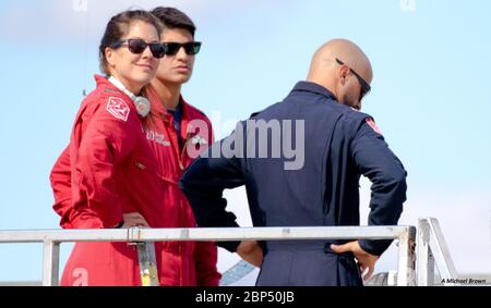 Captain Jennifer Casey und andere Mitarbeiter während der Airshow London 2019 Performance der Royal Canadian Air Force Snowbirds. Stockfoto