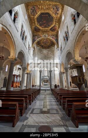 Innenansicht der Basilika von Saint Nicolas auch bekannt als Basilica San Nicola de Bari in Bari Apulien Apulien Italien Stockfoto