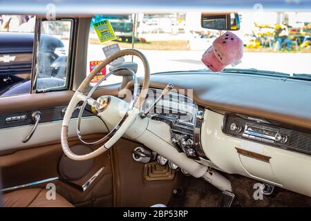 Daytona Beach, FL / USA- 24. November 2018: 1955 rostrosiger rosa Cadillac Coupe de Ville Innenraum beim Herbst 2018 Daytona Turkey Run. Stockfoto