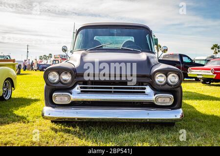 Daytona Beach, FL / USA- 24. November 2018: 1958 Chevrolet Pickup Truck im Herbst 2018 Daytona Türkei Run. Stockfoto