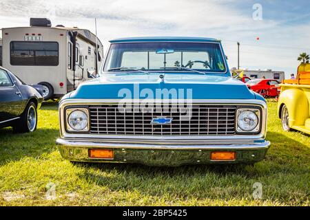 Daytona Beach, FL / USA- 24. November 2018: 1972 blauer Chevrolet Pickup Truck beim Herbst 2018 Daytona Turkey Run. Stockfoto