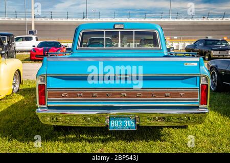 Daytona Beach, FL / USA- 24. November 2018: 1972 blauer Chevrolet Pickup Truck beim Herbst 2018 Daytona Turkey Run. Stockfoto