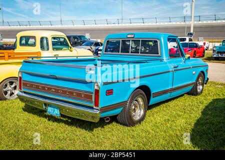 Daytona Beach, FL / USA- 24. November 2018: 1972 blauer Chevrolet Pickup Truck beim Herbst 2018 Daytona Turkey Run. Stockfoto
