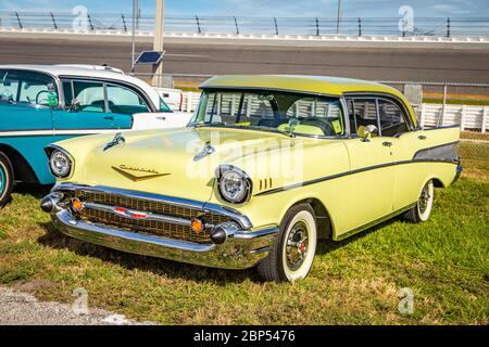 Daytona Beach, FL / USA- 24. November 2018: 1957 gelbe Chevrolet 4-türige Hardtop-Limousine im Herbst 2018 Daytona Turkey Run. Stockfoto