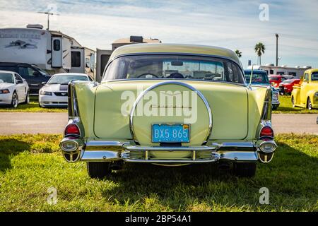 Daytona Beach, FL / USA- 24. November 2018: 1957 gelbe Chevrolet 4-türige Hardtop-Limousine im Herbst 2018 Daytona Turkey Run. Stockfoto