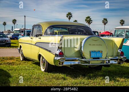 Daytona Beach, FL / USA- 24. November 2018: 1957 gelbe Chevrolet 4-türige Hardtop-Limousine im Herbst 2018 Daytona Turkey Run. Stockfoto