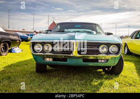 Daytona Beach, FL / USA- 24. November 2018: 1967 Green Pontiac Firebird 2 door Hardtop beim Herbst 2018 Daytona Turkey Run. Stockfoto