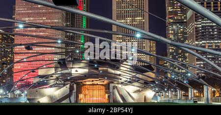 Chicago Millenium Park, Jay Pritzker Pavilion Chicago, Illinois, USA Dezember 12 2017: Chicago Millennium Park, Jay Pritzker Pavilion bei Nacht für ed Stockfoto