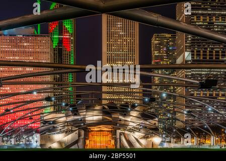 Chicago Millenium Park, Jay Pritzker Pavilion Chicago, Illinois, USA Dezember 12 2017: Chicago Millennium Park, Jay Pritzker Pavilion bei Nacht für ed Stockfoto