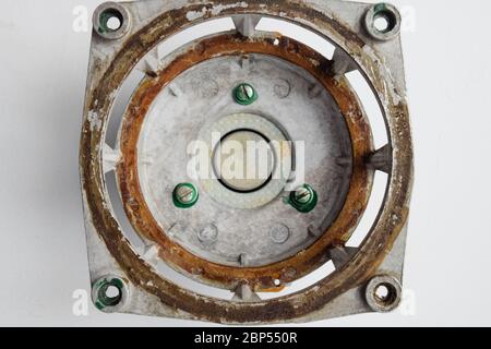 Das Magnetsystem des sowjetischen Lautsprechers 20gds-3. Zerlegter Mitteltöner. Stockfoto