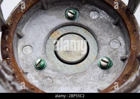 Das Magnetsystem des sowjetischen Lautsprechers 20gds-3. Zerlegter Mitteltöner. Stockfoto