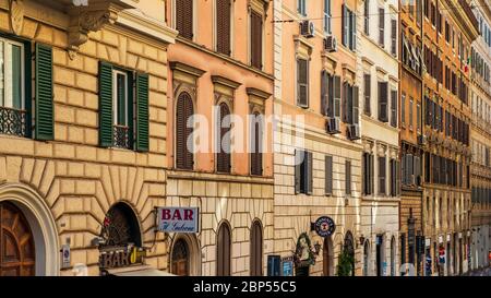 Rom, Italien - 30. August 2014: Blick auf die Fassade der Gebäude aus dem 19. Jahrhundert entlang der Straße in Rom, Italien Stockfoto