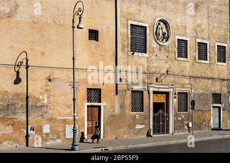 Rom, Italien - 30. August 2014: Frau, die durch Gebäude des 19. Jahrhunderts auf der Straße in Rom, Italien, geht. Stockfoto