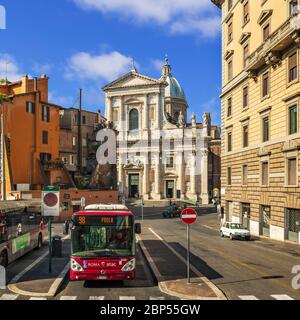 Rom, Italien - 30. August 2014: Touristen an der Vorderseite der Kirche namens Chiesa di San Giovanni Battista dei Fiorentini auf der Piazza dell Oro in Rom, S. Stockfoto