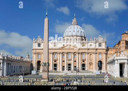 Rom, Italien - 30. August 2014: Touristen besuchen die Petersbasilika in Rom, Italien. Stockfoto