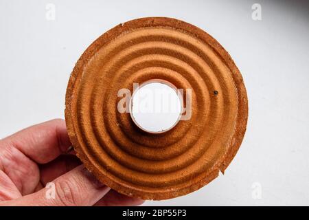 Das bewegliche System des Mitteltöners 20gds-3 der sowjetischen Produktion. Diffusor und Magnetspulenlautsprecher. Stockfoto