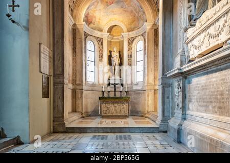 Rom, Italien - 30. August 2014: Blick auf den Altar in der Seitenapse und Fresken in der Basilica di San Clemente, Saint, Clement, in Rom, Italien. Stockfoto