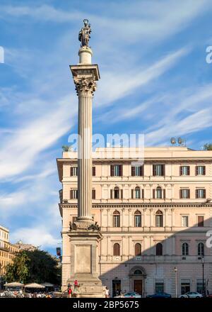 Rom, Italien - 30. August 2014: Touristen an der Heiligen Maria mit Jesuskind Statue an der Spitze der Säule an der Piazza di S Maria Maggiore vor pa Stockfoto