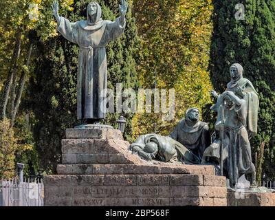 Rom, Italien - 30. August: 2014: Blick auf die Statue des heiligen Franz von Assisi, Bronze skulpturale Gruppe ist Werk von Giuseppe Tonnini. Es wurde im Jahr 1927, Ro Stockfoto