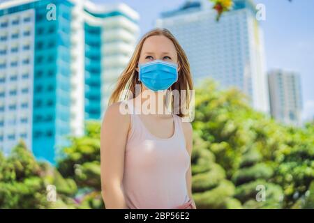 Frauen tragen hygienische Maske Coronavirus Covid 19 zu verhindern. Menschen in Masken der Ausbruch des neuen Corona-Virus. Luftverschmutzung, Umwelt Stockfoto