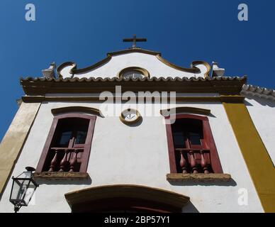 Tiradentes, MG / Brasilien - 07. Juli 2018: Blick auf die Bom Jesus da Pobreza Kapelle in der historischen Stadt Tiradentes, Minas Gerais Stockfoto