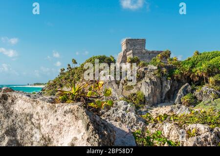 Die Maya-Ruine von Tulum und ihr Strand am Karibischen Meer, Quintana Roo State, Yucatan Peninsula, Mexiko. Vordergrundbau unscharf, scharfes Gebäude. Stockfoto