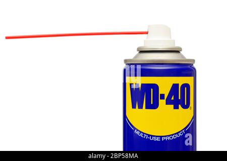WD-40 Schmiermittel Sprühdose gegen einen weißen Hintergrund Stockfoto