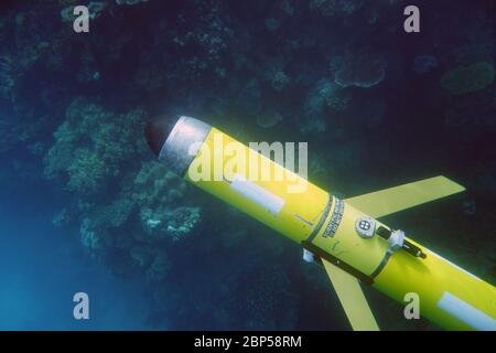 Slocum Ozeangleiter unter Wasser in der Nähe von Korallenriff, Great Barrier Reef, Queensland, Australien Stockfoto